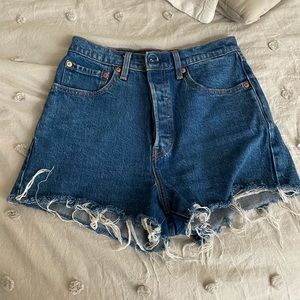 Levi’s Ribcage Shorts 27